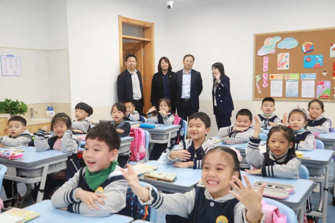 各地教育局發(fā)布新通知，深化教育改革，助力學(xué)生全面發(fā)展