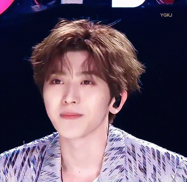 蔡徐坤舞臺(tái)壁紙，音樂(lè)魅力的視覺(jué)盛宴