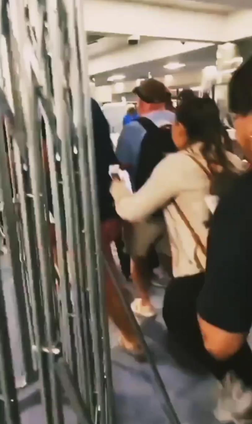 美國(guó)社會(huì)動(dòng)蕩與槍支暴力現(xiàn)狀，最新動(dòng)向與影響分析